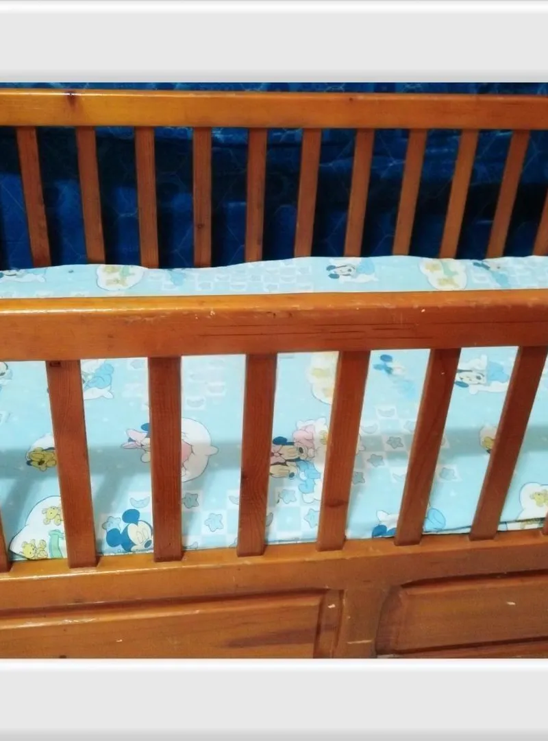Lit bébé en bois à vendre en bon état