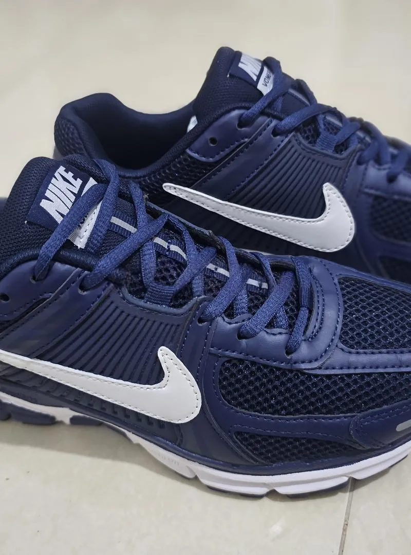 👟 Nike Zoom Vomero 5 – Taille 43