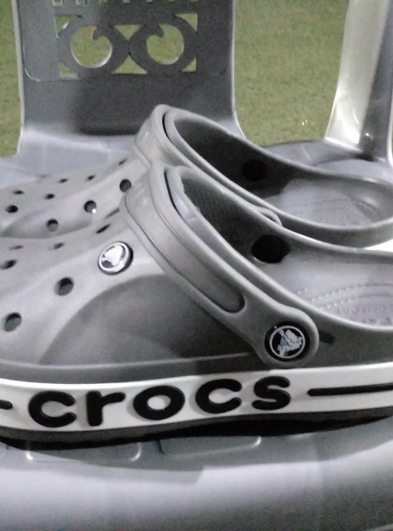 Sabots Crocs. Couleur grise. 39 à 42