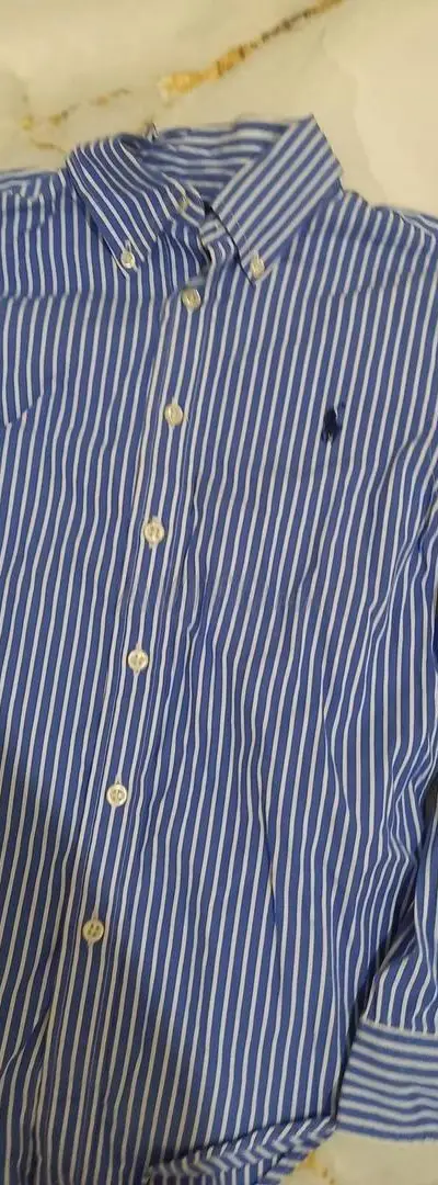 Chemise polo originale et à prix raisonnable, jamais portée
