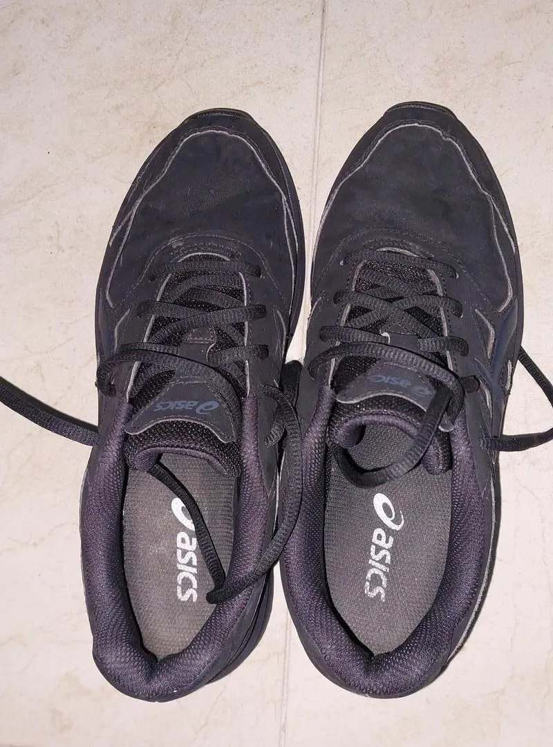 Chaussure ASICS authentique taille 39 noire - neuve et propre