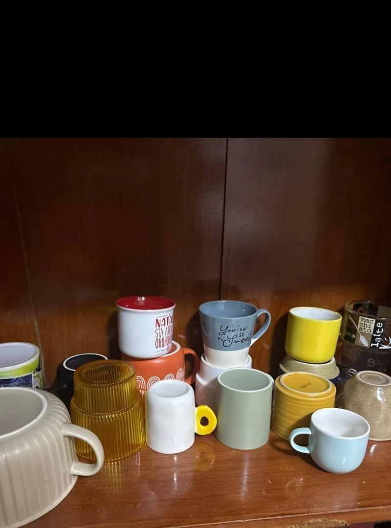 Tasses avec différentes formes, chaque tasse et son prix entre 10 et 60