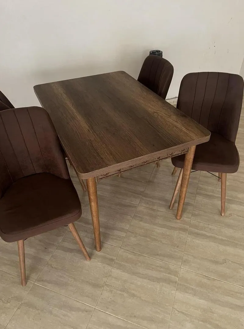 Table à manger en bois 4 places – Très bon état