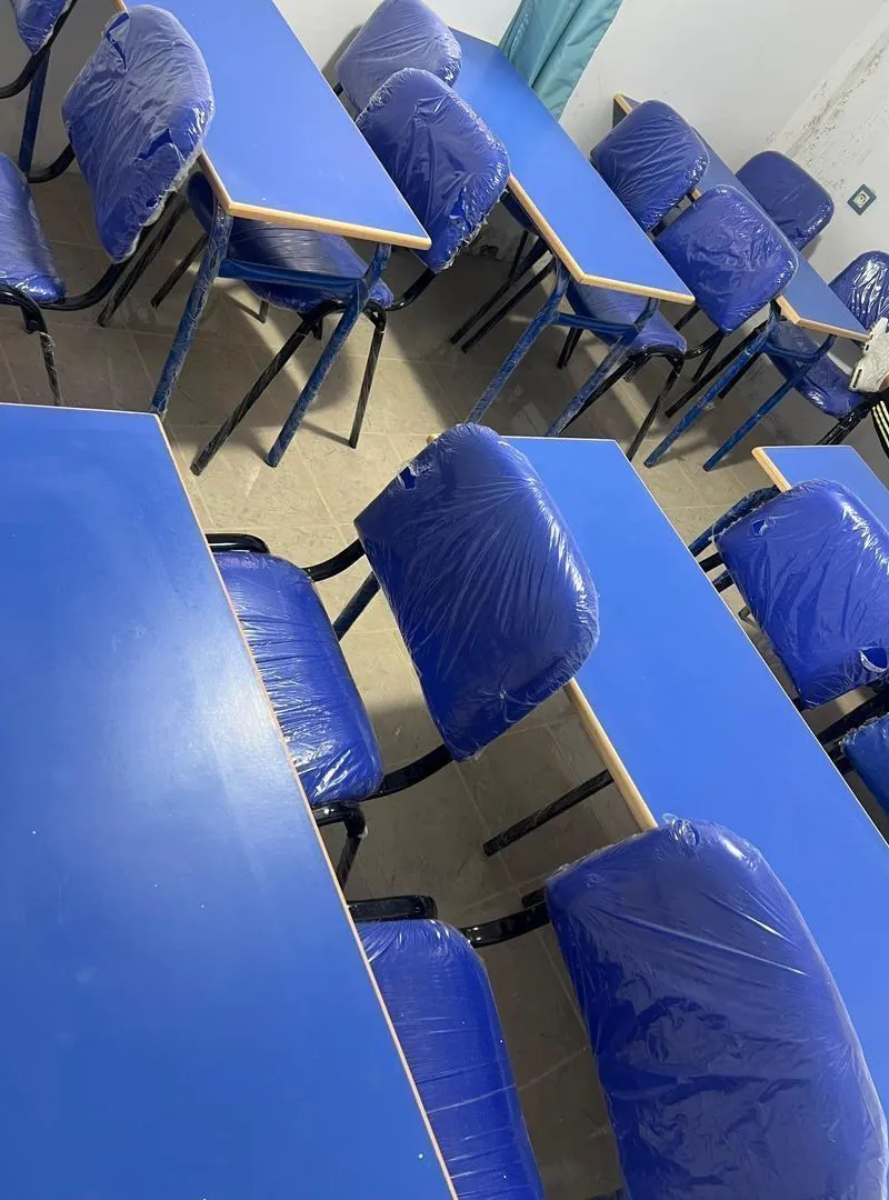 Matériel de table et chaises complet