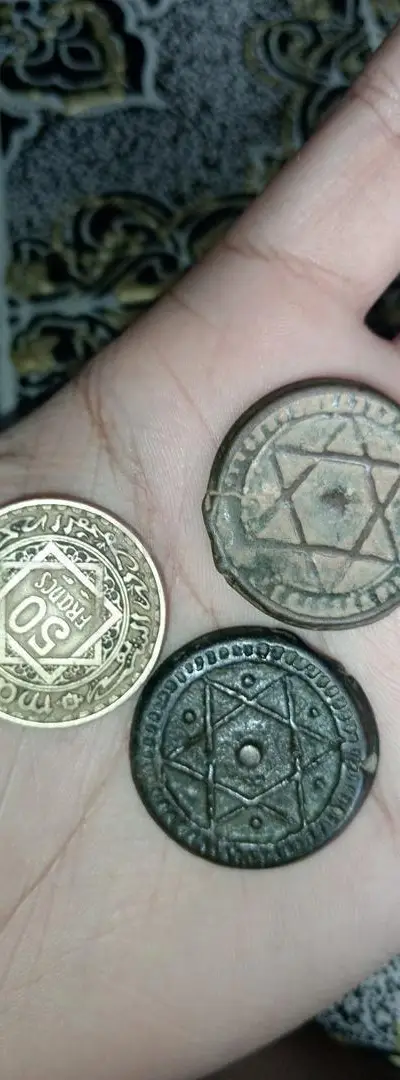 Anciennes monnaies datant de l'époque du Sultan Mohammed IV en 1868