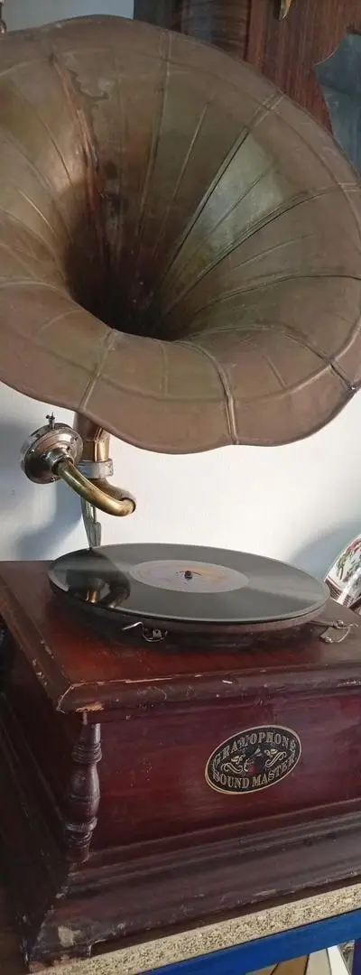 Gramophone à manivelle de marque Sound Master
