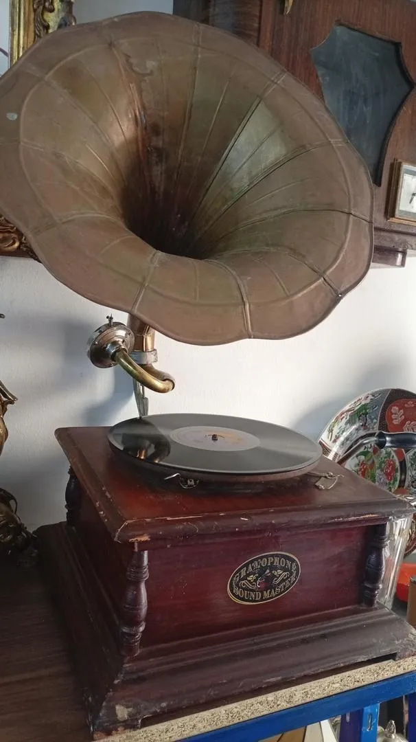 Gramophone à manivelle de marque Sound Master