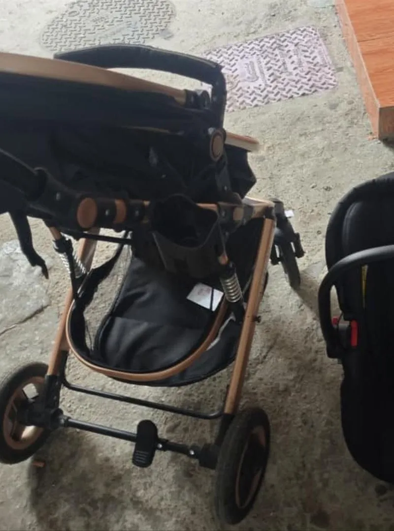 Poussette pour bébé cochi, prix négociable