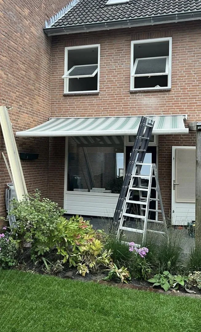 Bâche de terrasse motorisée comme neuve