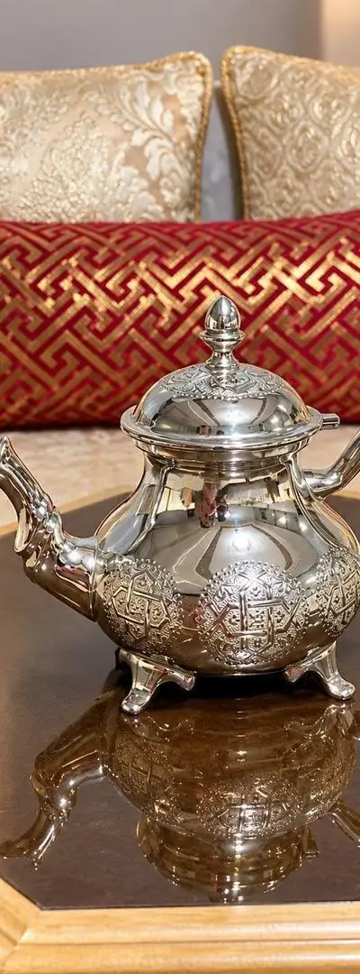 Théière marocaine argentée de luxe