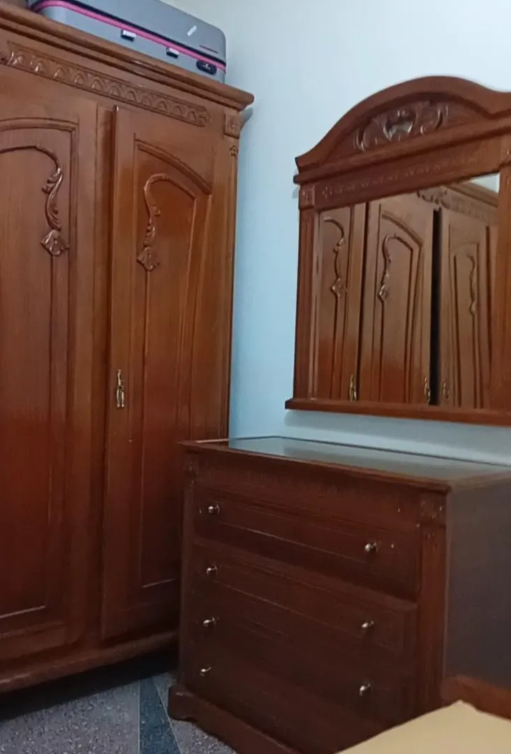 Chambre à coucher complète à vendre en bois rouge
