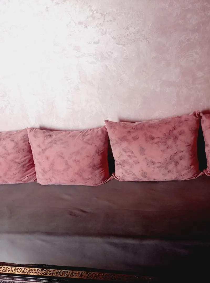 Literie à vendre : banquettes, coussins et tapis