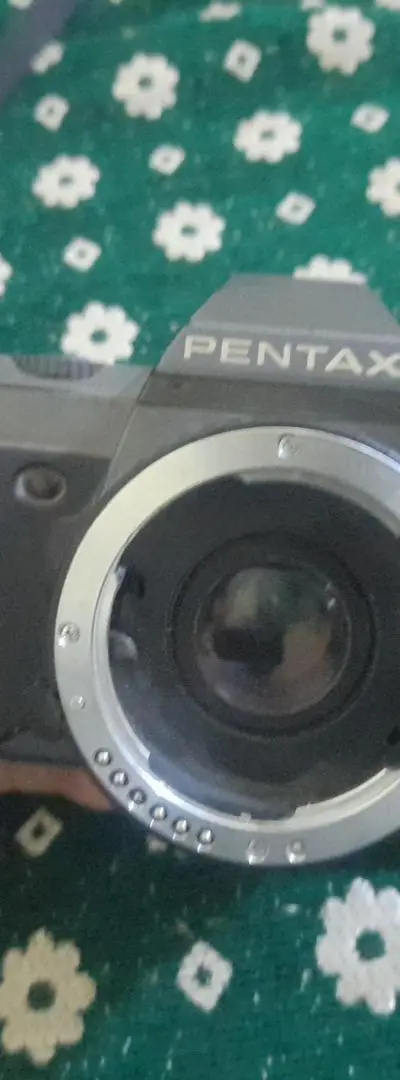Caméra PENTAX P30t non fonctionnelle pour décoration, réparable.