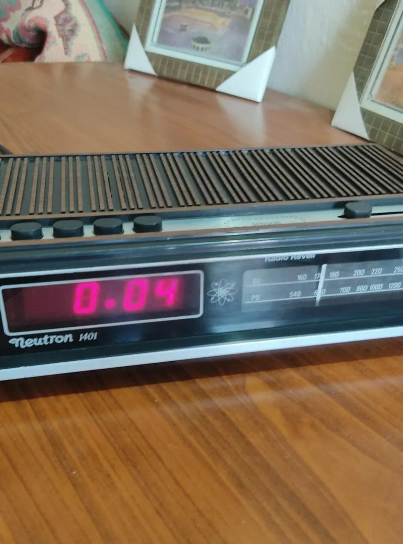 Radio-réveil vintage Neutron 1401