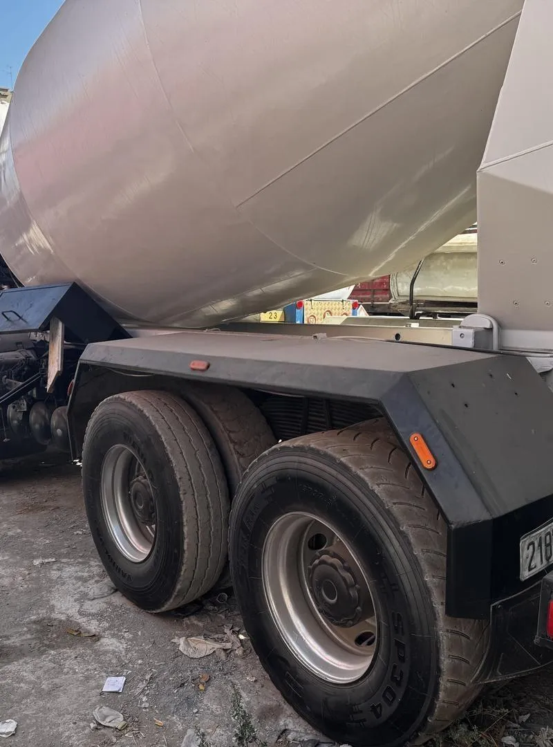 Camion malaxeur à béton