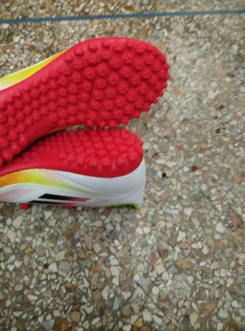 Crampons Adidas F50 à vendre