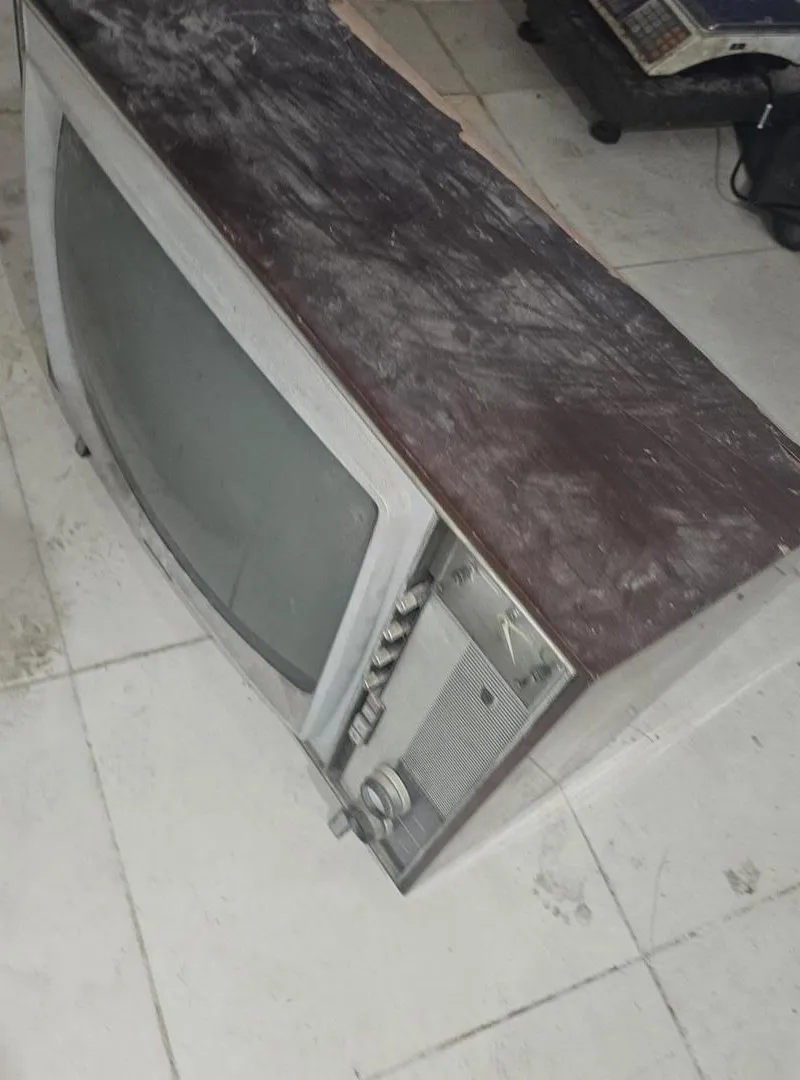 Très vieux téléviseur en bois, marque Philips