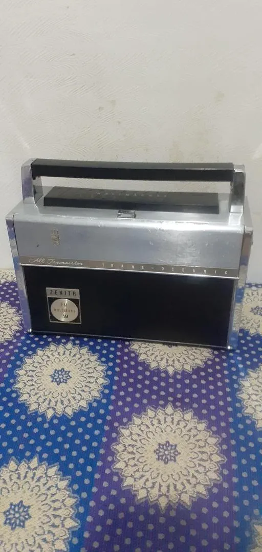 Radio Zenith antique avec grésillement