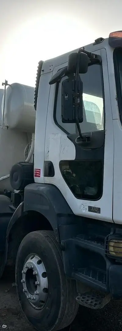 Camion malaxeur bétonnière