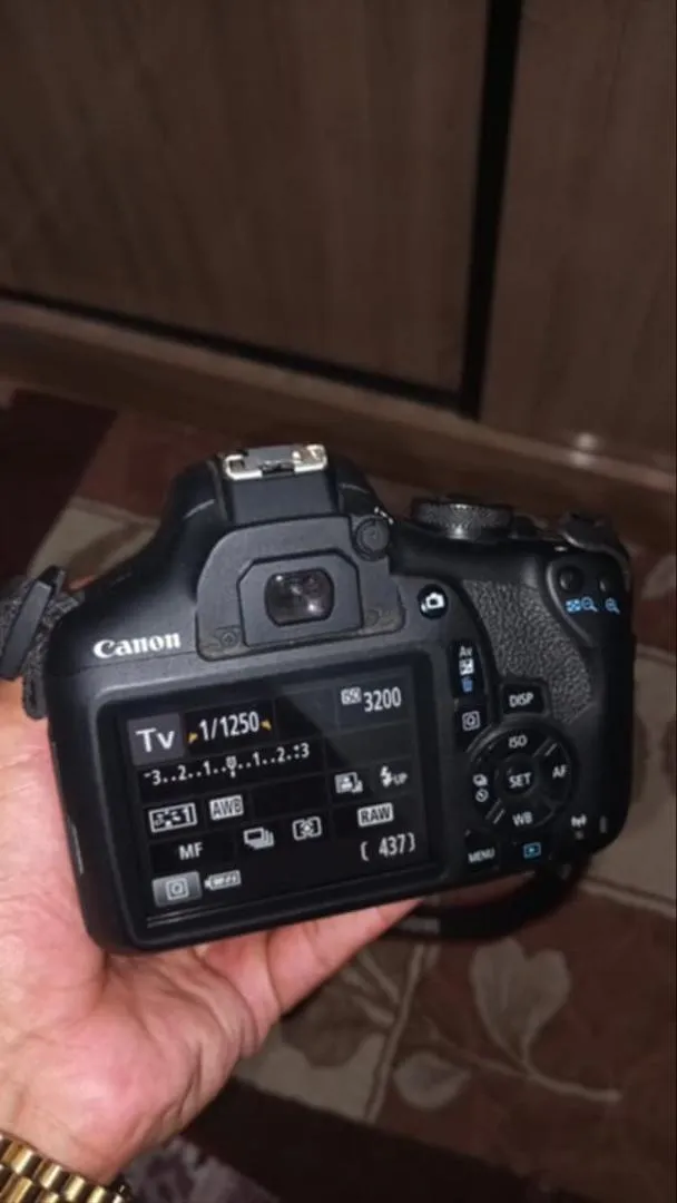 Camera Canon 2000D
