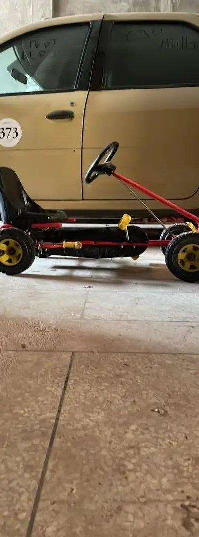 Voiture à pédales pour enfants
