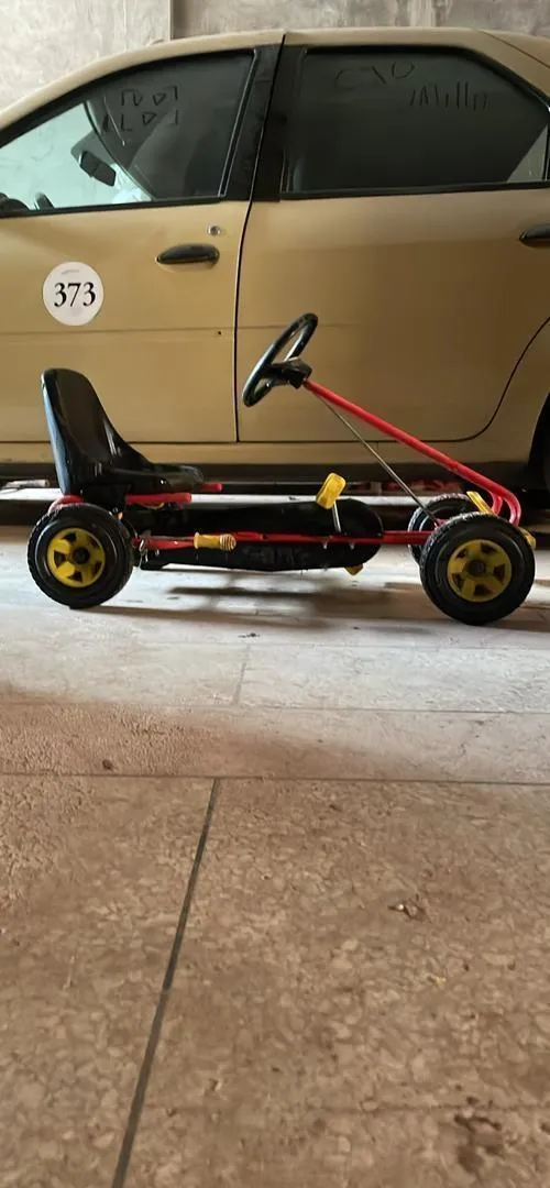 Voiture à pédales pour enfants