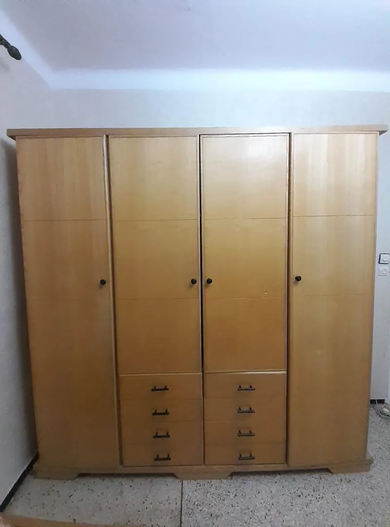 Armoire et 2 lits