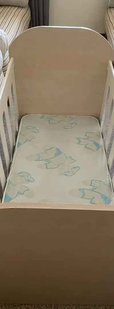 Vends lit bébé avec matelas très peu servi