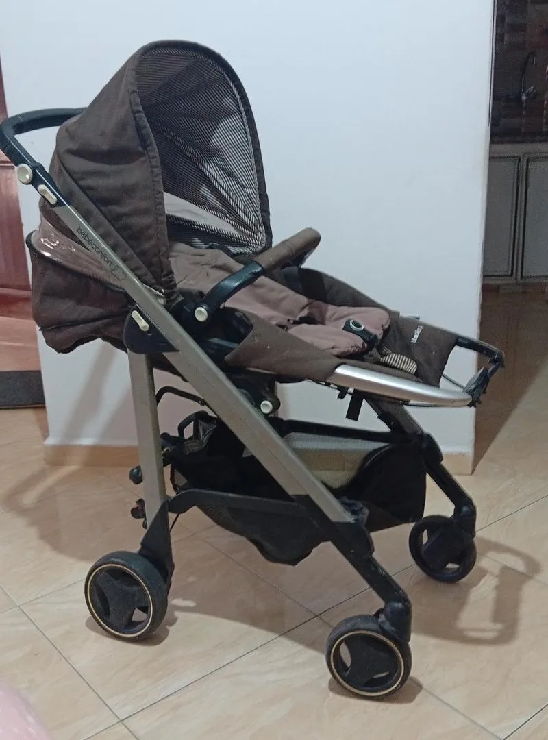 Une poussette bébé