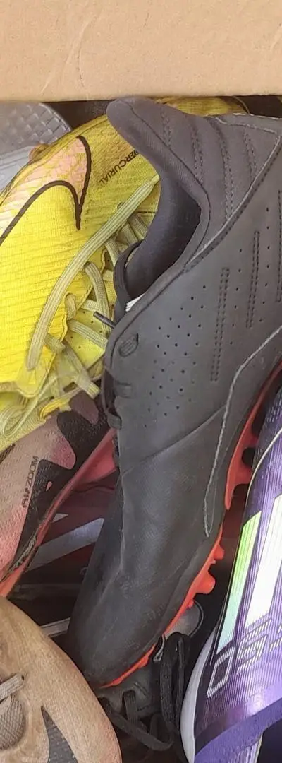 CHAUSSURES DIFFÉRENTS