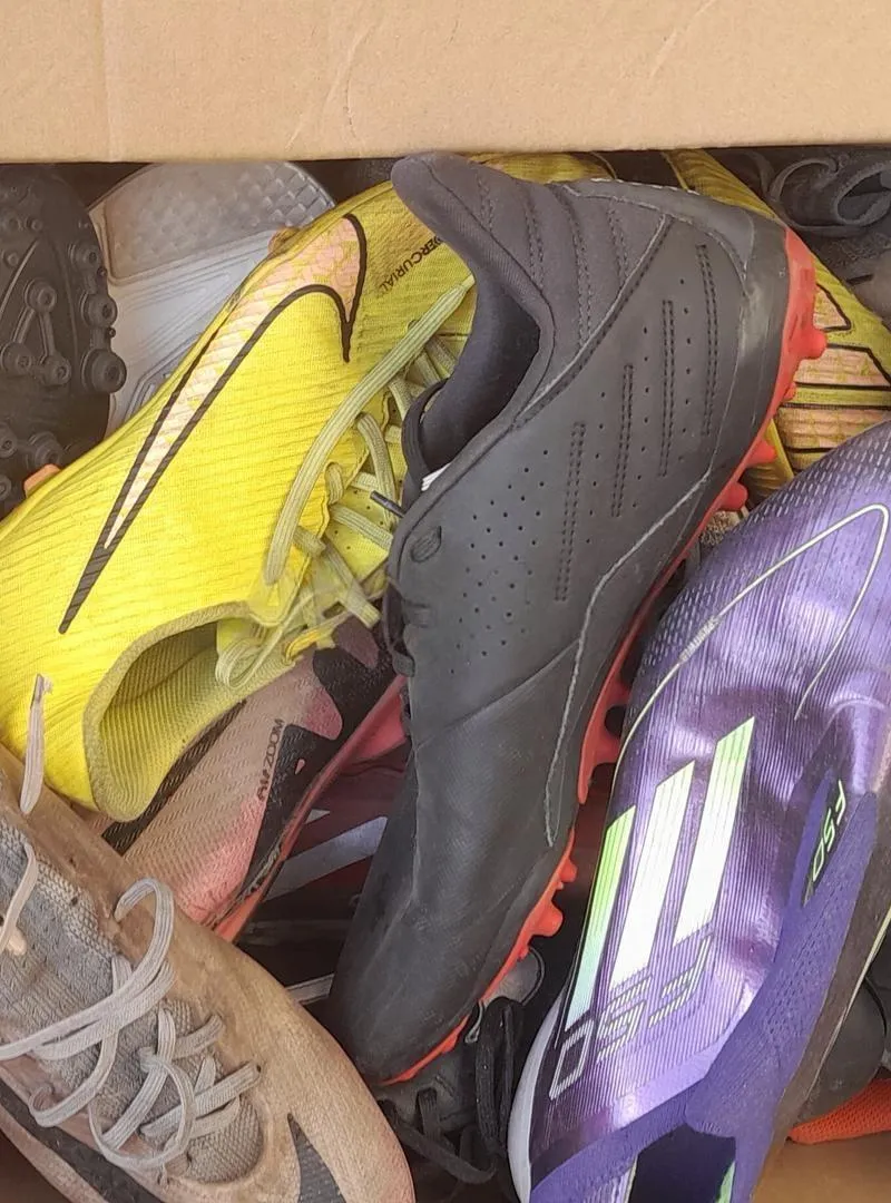 CHAUSSURES DIFFÉRENTS
