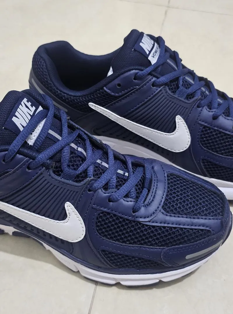 👟 Nike Zoom Vomero 5 – Taille 43