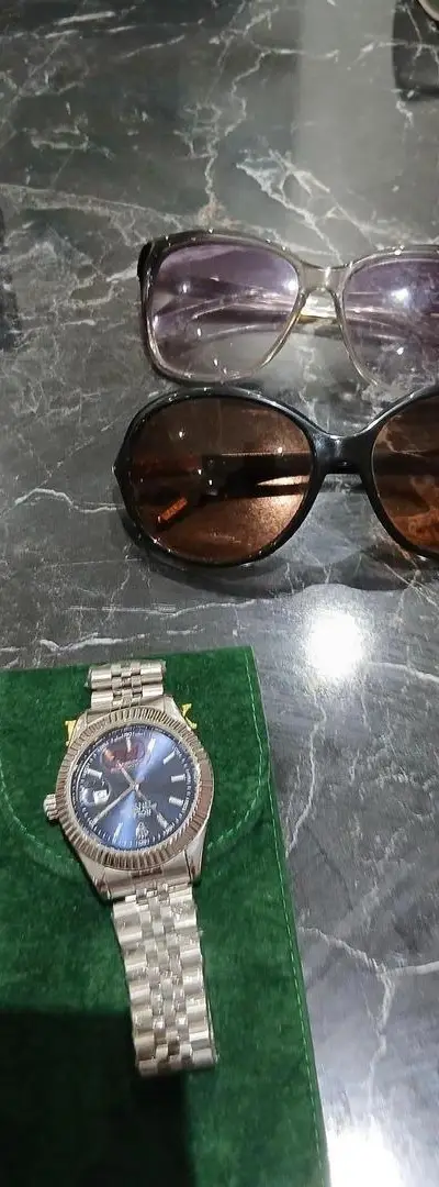 Lunettes solaires originales et montre à vendre