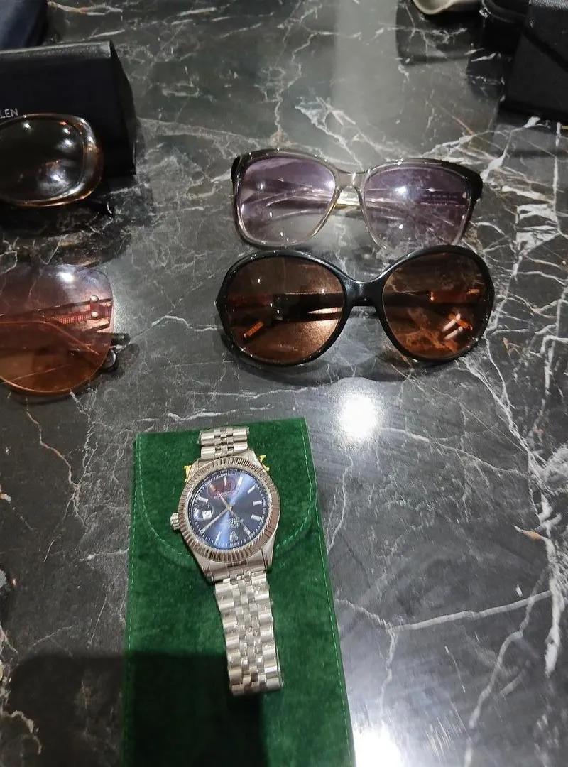 Lunettes solaires originales et montre à vendre