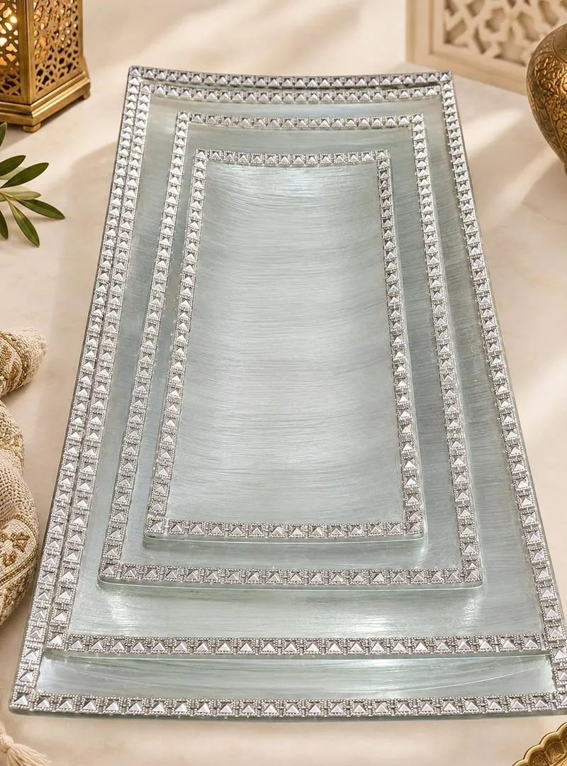 Assiettes en porcelaine avec décoration sur les côtés