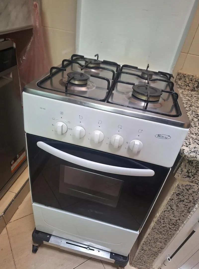 Cuisinière gaz et quatre feux gaz