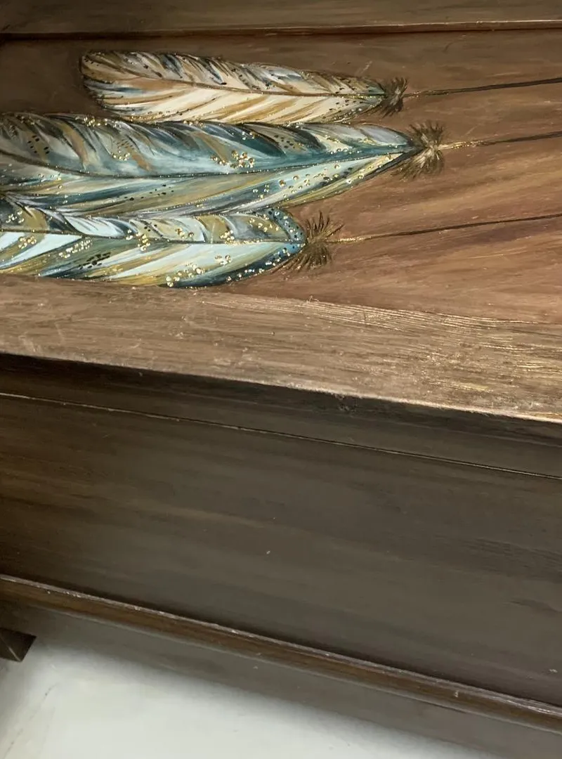 Coffre en bois de cèdre dessiné à la main