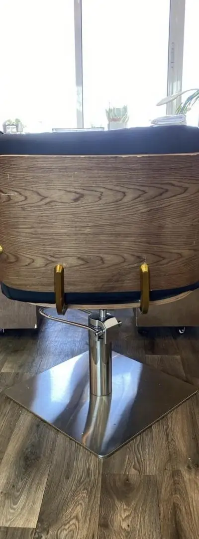 Chaise de coiffure et étagère