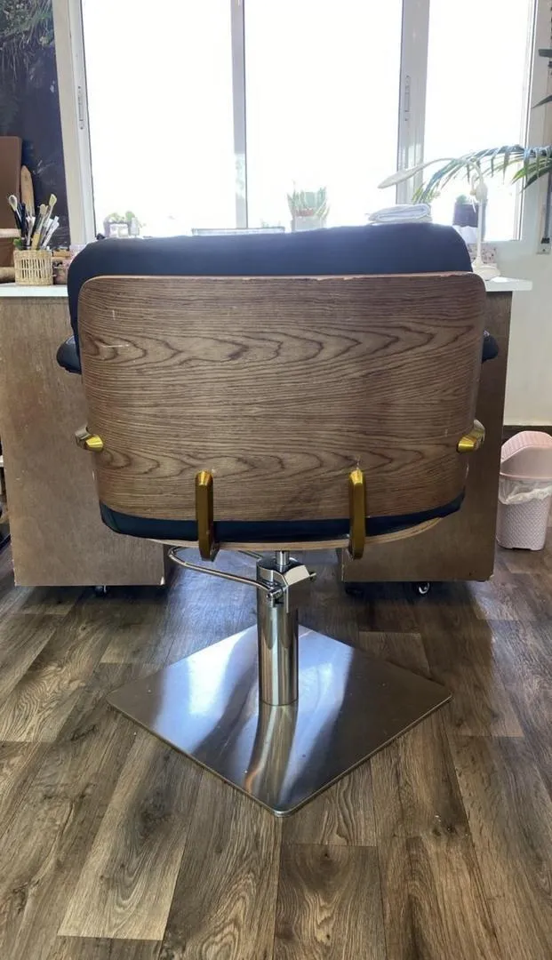 Chaise de coiffure et étagère