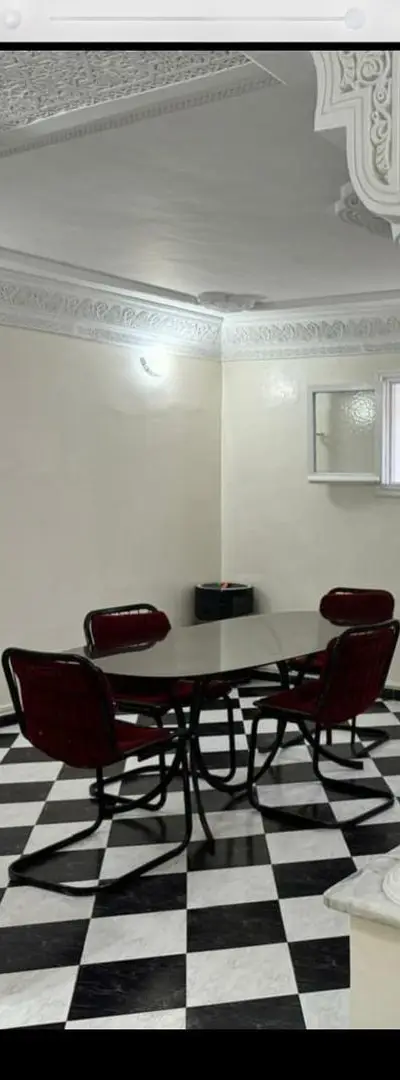 Table ovale dessus verre plus 4 chaises