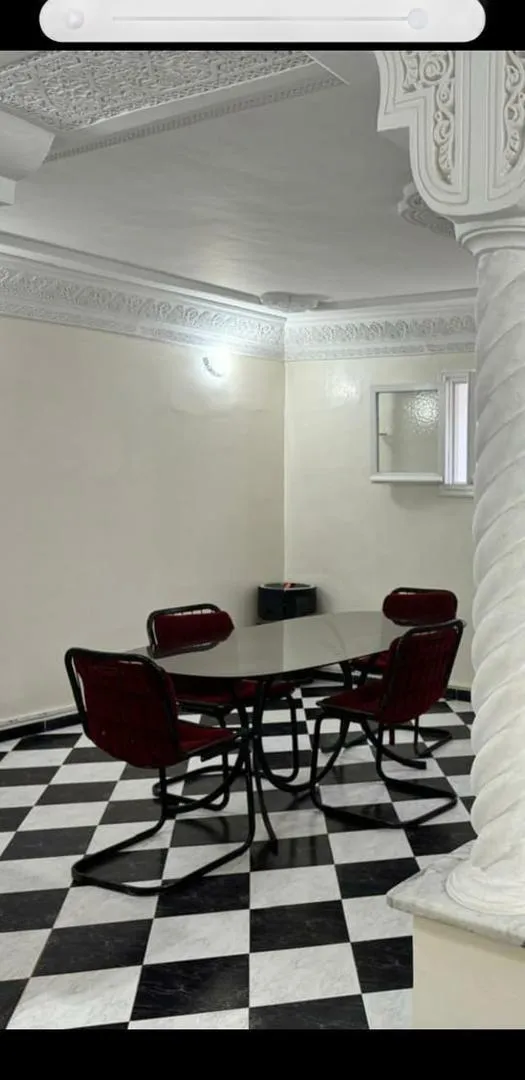 Table ovale dessus verre plus 4 chaises