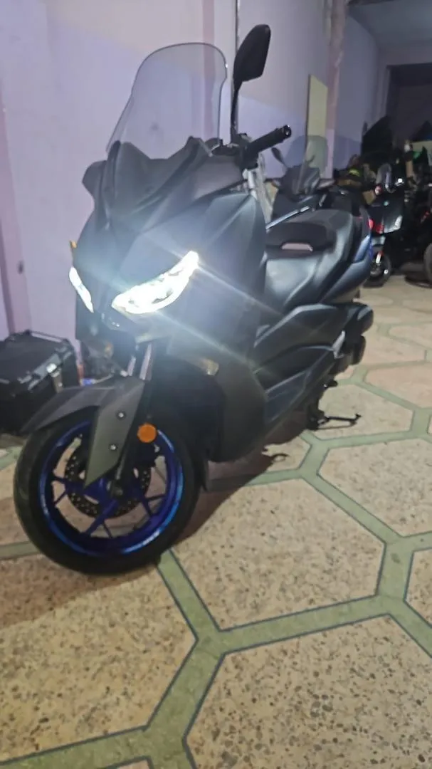 Xmax 125 très bon état.