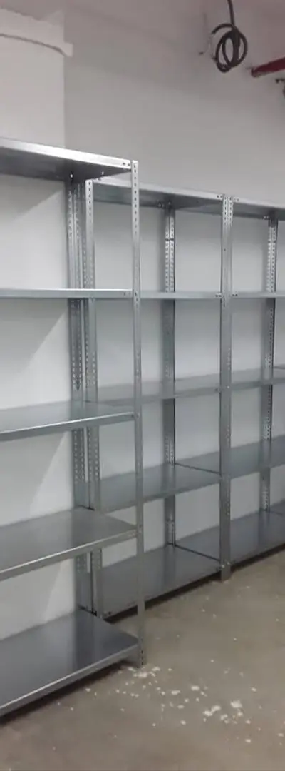 RAYONNAGE métallique avec 4 cornières & 5 tablette