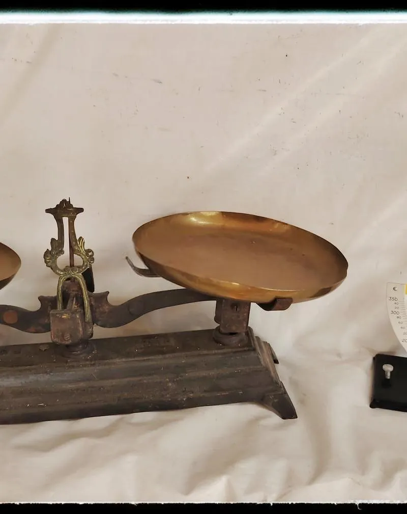 Balance française antique