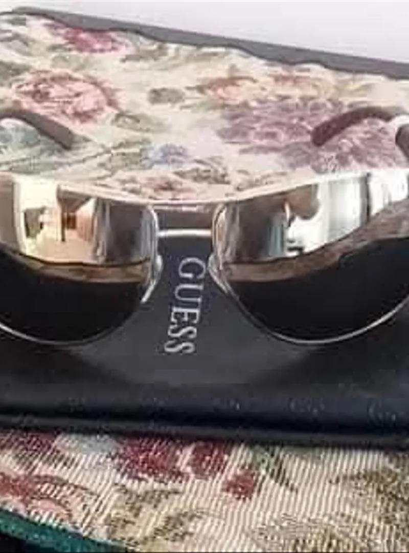 Lunettes de soleil Guess aviateur originale neuve