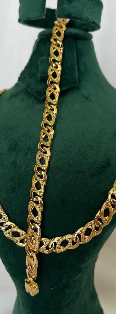 Ensemble femme élégant : chaîne et bracelet dorés