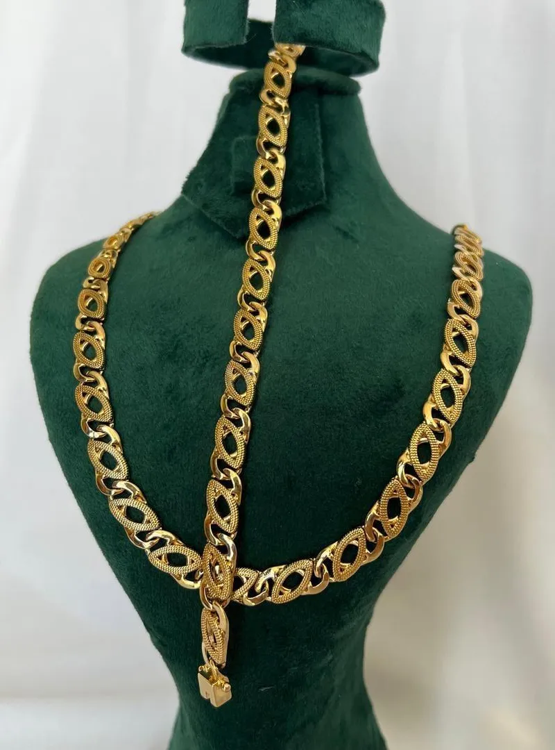 Ensemble femme élégant : chaîne et bracelet dorés