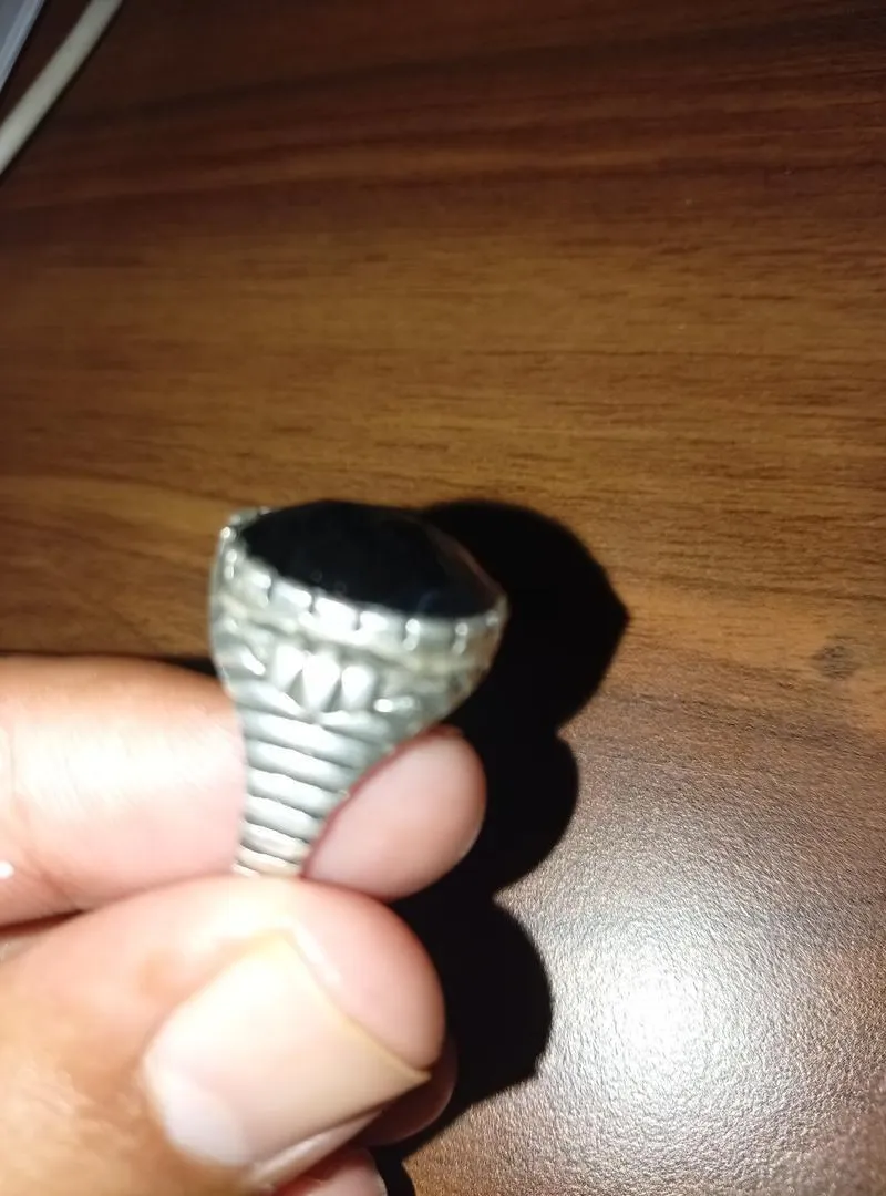 Bague en argent pour hommes, élégante et en bon état