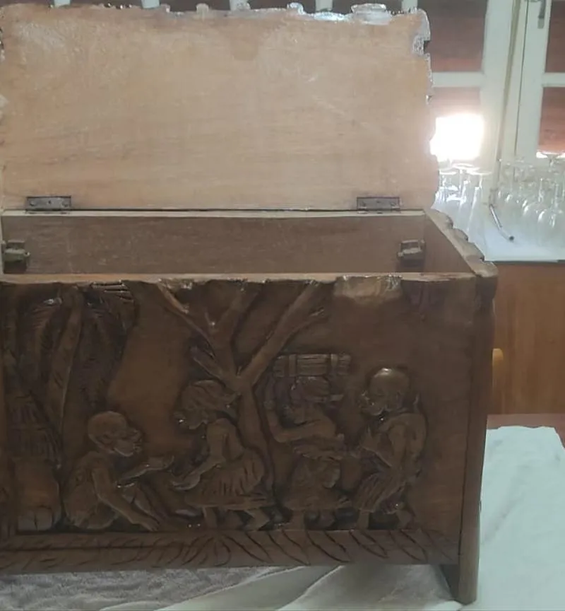 3 pièces antiquité coffret placard et table