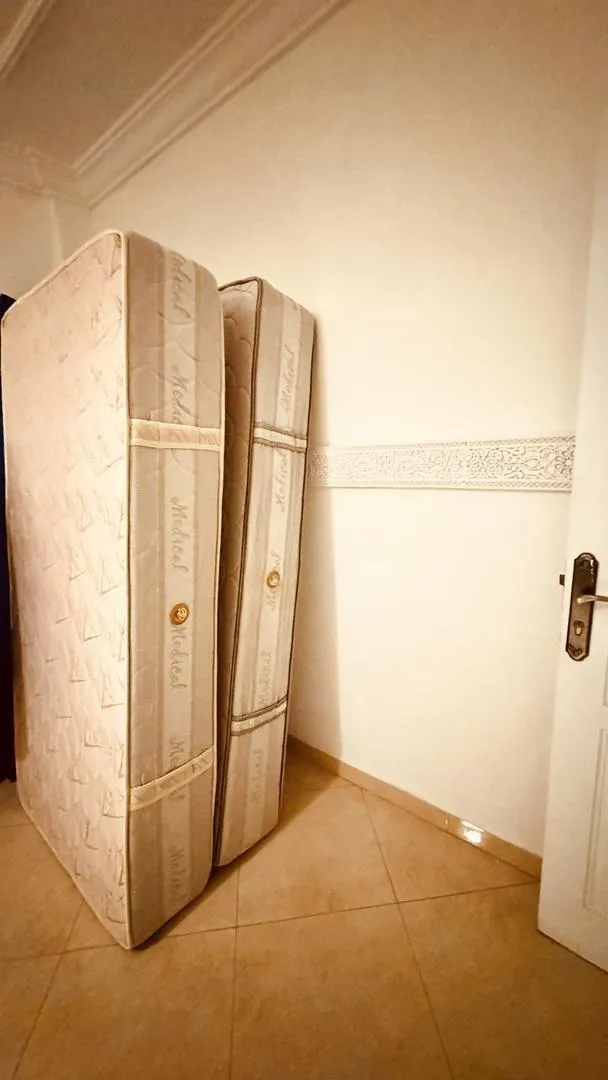 12 matelas en bon état – 2 dimensions